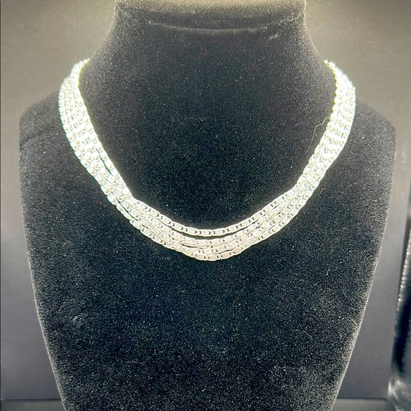 Lovely lightweight 5-strand silver necklace. - Picture 1 of 4